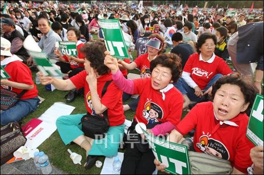 ↑촛불문화제에 참여한 시민들