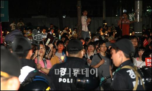 ↑1일 밤10시20분 현재 서울 이순신 동상 아래서 경찰과 시민들이 긴장된 표정으로 대치하고 있다.ⓒ 사진= 최용민 기자