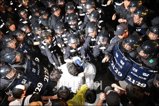 ↑2일 새벽 서울 광화문에서 열린 미국 쇠고기 고시 철회 촉구 촛불문화제에서 전경들이 집회참가자들을 강제진압, 연행하고 있다. ⓒ이명근 기자