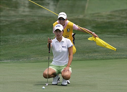 ▲  휴온스와 후원계약한 유선영 프로가 한 LPGA 골프대회에서 퍼팅라인을 살피고 있다.