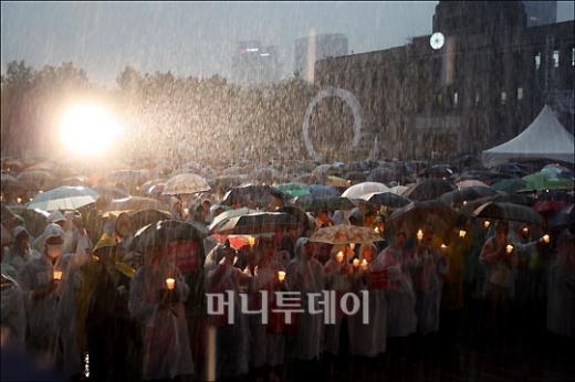 ↑서울 시청 광장에서 시민들이 촛불집회에 참가 하고 있다.