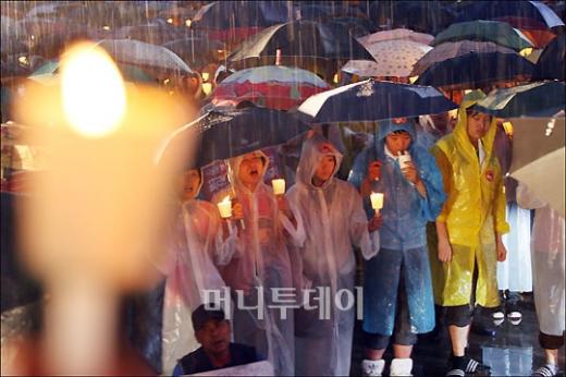 ↑ 국민심판 이명박 피켓을 든 시민이 가두 행진을 하고 있다.