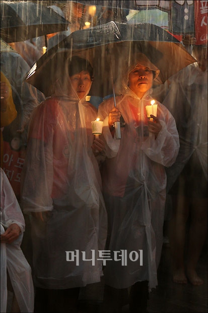 ↑ 폭우속에서도 계속된 가두 행진