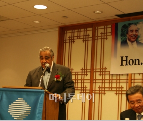 ↑찰스 랭글 미 하원 세입위원장이 2일(현지시간) 뉴욕 맨해튼에서 주미 한국상공회의소(코참) 초청으로 '한미 관계 전망'에 대해 연설하고 있다.