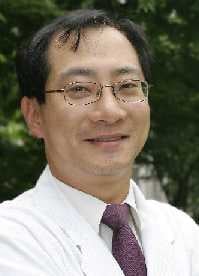 ↑이수찬 힘찬병원장은 2002년부터 두달에 한번씩 수술받은 2만여명의 환자에게 편지를 보낸다. 세상사는 이야기가 주된 내용이다. 사진은 이 원장의 편지를 받고 환자들이 보내온 답장으로 원장실에는 수천여장의 답장이 보관돼 있다.