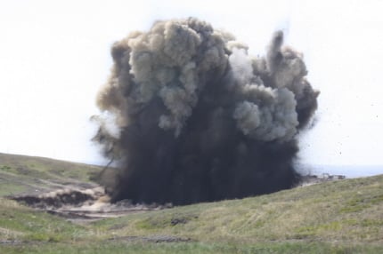 아약코잔 광산에서 발파 작업이 진행중이다.