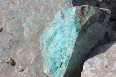 아약코잔 광산에서 채굴된 동광석. 선광을 거치면 전기동이 된다.