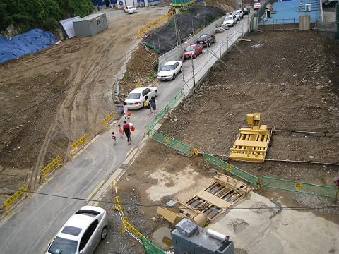 ↑ '상도 해모로' 아파트 건설 현장. 공사 현장 사이 도로 주변에 안전 담장이 설치되지 않아 보행자들이 위험에 노출돼 있다.