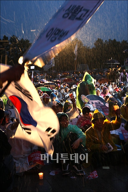↑ 폭우속에서도 계속되는 촛불집회