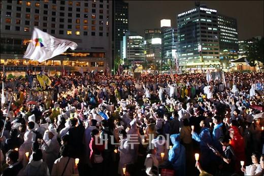 ↑시청앞 광장을 가득 메운 시민들
