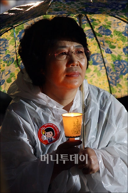 ↑피켓을 들고 가두 시위를 하는 시민들