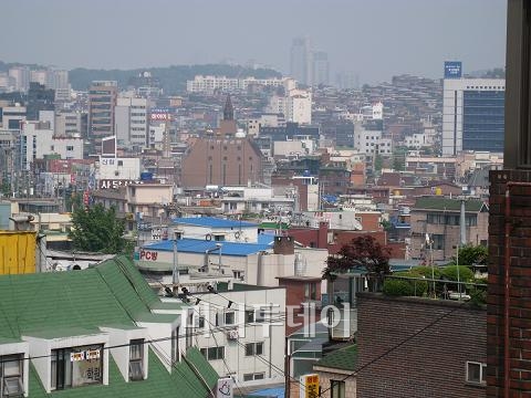 ↑ 서울 동작구 사당동에 위치한 한 노인복지시설 옥상에서 바라본 사당동 일대.