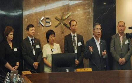 카자흐스탄 BCC 임직원이 국민은행 본점을 방문해 강정원(오른쪽에서 두번째) 행장의 설명을 듣고 있다.