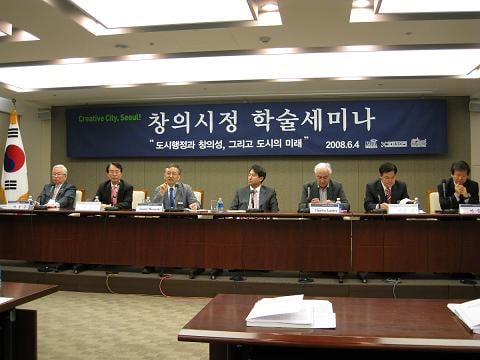 ↑ 4일 서울 중구 프레스센터에서 열린 '창의시정 학술세미나'. 왼쪽부터 여홍구 한양대 부총장, 정문건 서울시정개발연구원장, 사사키 마사유키 오사카시립대 교수, 오세훈 서울시장, 찰스 랜드리 코메디아 대표, 남궁근 한국행정학회장, 이승환 삼성테스코 사장
