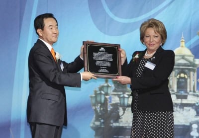 ↑ 사진은 이날 기공식에서 서병기 현대차 부회장(사진 왼쪽)이 발렌티나 마트비옌코 상트 페테르부르크 주지사에게 감사패를 전달하고 있는 모습.