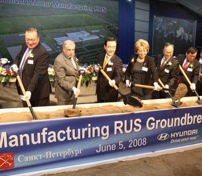 ↑사진 왼쪽부터 쥴파노프 상트 페테르부르크 시의회 의장, 일리야 클레바노프 러시아 대통령 특사, 서병기 현대차 부회장, 발렌티나 마트비옌코 상트 페테르부르크 주지사, 이규형 주러 한국대사, 이희범 무역협회 회장.