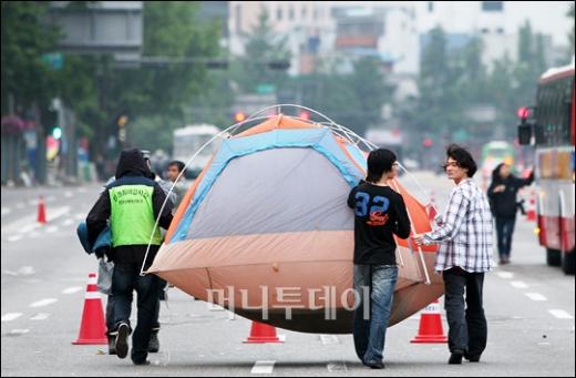 ↑네거리에서 서울광장으로 철수하는 촛불시위대.