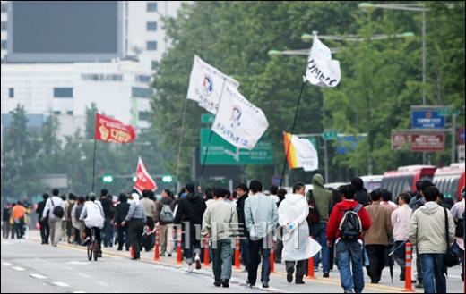 ↑아쉬운 청와대를 뒤로하고 철수하는 시위대.