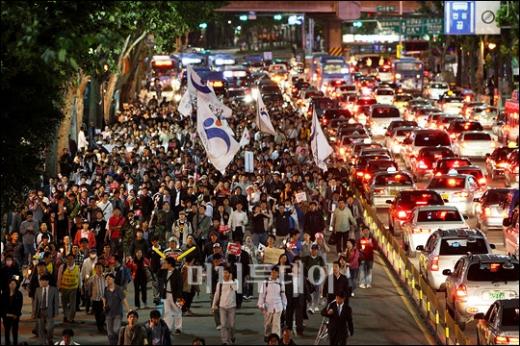 ↑미국산쇠고기 수입반대 촛불문화제에 참석한 시민들이 구호와 가두시위 일색이었던 시위문화를 바꿔 놓고 있다. 6일 새벽 서울 광화문 사거리에서 가족단위, 대학동아리,동호인들이 모여 악기 연주와 춤, 노래를 부르며 한바탕 어울림을 연출하고 있다. 특히 가족단위로 온 시민들은 자녀들과 직접 악기연주를 하며 흥겨운 시간을 가졌고 그간 볼 수 없었던 새로운 시위문화를 만들어 내고 있다.