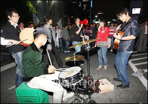 ↑네거리에서 서울광장으로 철수하는 촛불시위대.