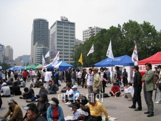 ↑ 6일 오전 서울광장에 시민들이 앉아 있다