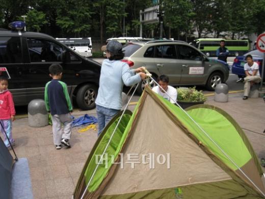 ↑ 일가족이 텐트를 치고 있다