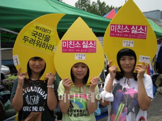↑ 인간촛불을 자처한 '촛불소녀'들