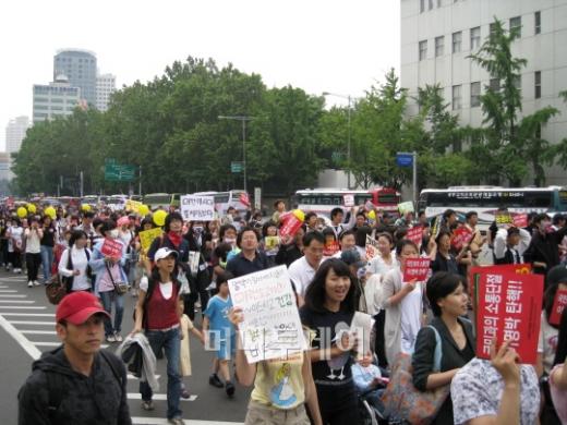 ↑ 숭례문과 광화문사거리 사이를 행진 중인 시민들