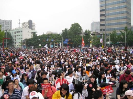 ↑ 안국동사거리에 모여 앉은 시위대