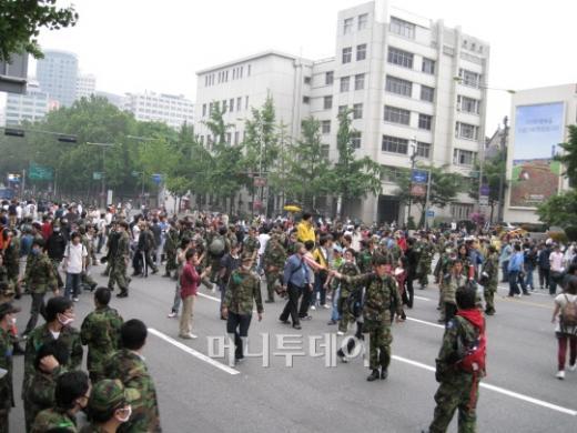 ↑ 잠시 후 경찰의 '밀어내기' 진압으로 다시 '근무'에 들어간 예비군부대