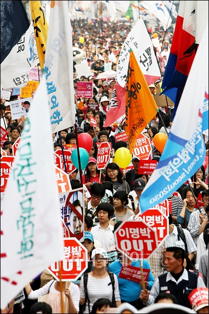 ↑끝이 보이지 않는 가두행진 행렬.