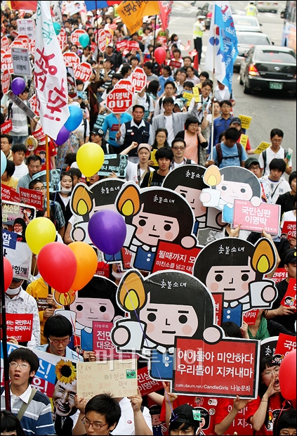 ↑시위대를 반기는 할아버지들.