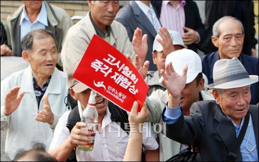 ↑차가 막히는 상황에도 불구하고 한 시민이 시위대를 격려하고 있다.
