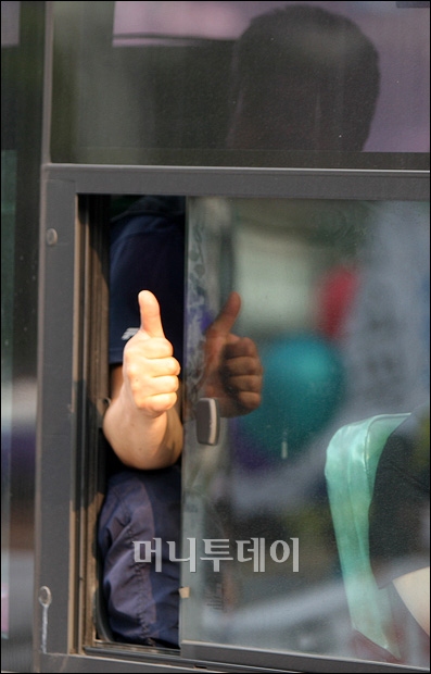 ↑가두행진 선두에 선 청소년들.