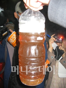 ↑황색 액체가 담긴 페트병. ⓒ조철희 기자
