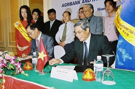 ▲현대정보기술(대표 이영희)은 99년 국내 IT서비스업체 중 최초로 해외에서 대규모 시스템 통합(SI) 사업을 수주했다. 베트남 중앙은행 지급결제 시스템, 농협은행과 수출입은행의 전산화를 맡아 동남아 금융 SI시장을 공략하고 있다.