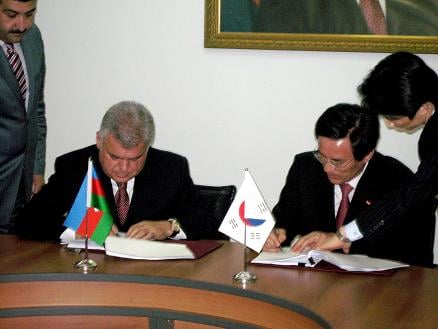 ▲SK C&C는 지난 5월 아제르바이잔 바쿠시의 지능형 교통시스템 구축 사업을 수주해 현지 IT서비스 시장에 진출했다. SK C&C 공공금융사업부문장 주정수 전무(사진 오른쪽)와 아제르바이잔 교통부 마메도프 장관이 계약서에 서명하는 모습.