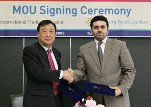 ▲이희범 한국무역협회 회장과 모하메드 카마스 알 아힐리 그룹 회장이 MOU에 서명을 하고 악수를 하고 있다.
