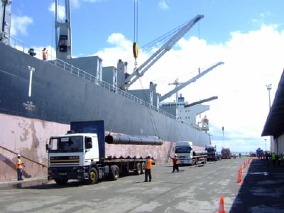 ↑암바토비 니켈광 개발 사업에 사용될 파이프들이 토아마시나 항구에서 하역되고 있다.