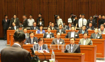 ▲민주당 의원총회,원혜영 원내대표(뒷모습)가 인삿말하고 있다.