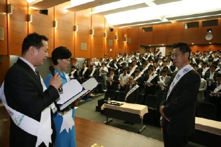 ↑LIG손해보험 소속 보험설계사를 대표해 강북지점 조상준씨(왼쪽)와 종로지점 여경옥씨(가운데)가 김우진 사장(오른쪽) 앞에서 완전판매 결의문을 낭독하고 있다.