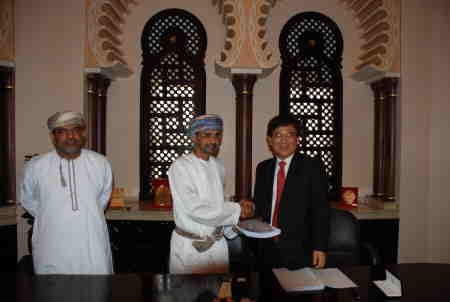 ↑이여성 현대로템 부회장은 10일 오만 현지에서 H.E 압둘라 압바스 무스캇 시장이 참석한 가운데 오만 OWSC가 발주한 2억3000만달러 규모 수처리 플랜트 수주계약을 체결했다.