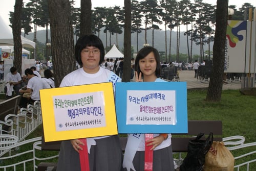 ↑경기 성지고등학교 사이버지킴이 활동을 하고 있는 윤선명(왼쪽)양과 김예린양(오른쪽).