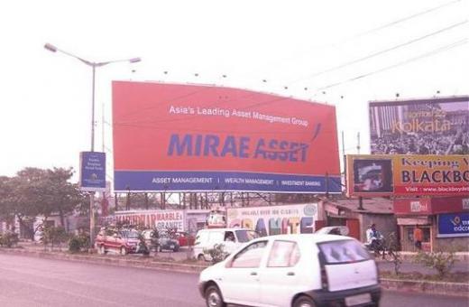 인도 거리에 설치된 미래에셋 옥외광고판