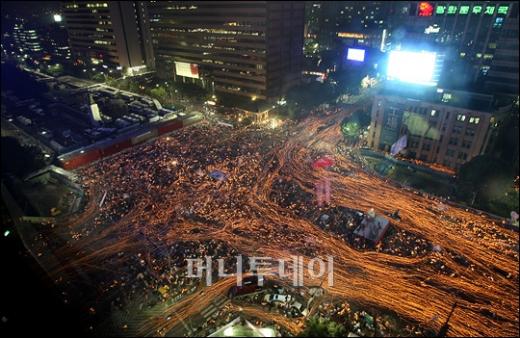 ↑10일 저녁 서울 광화문네거리에서 미국산쇠고기 수입반대 촛불시위에 참석한 50만여 명의 시민들이 가두행진을 벌이고 있다. ⓒ 이명근 기자