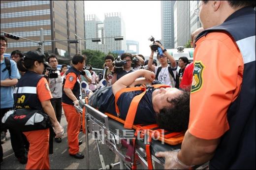 ↑경찰과 도로위에서 몸싸움을 하다 차에 치인 시위 참가자.