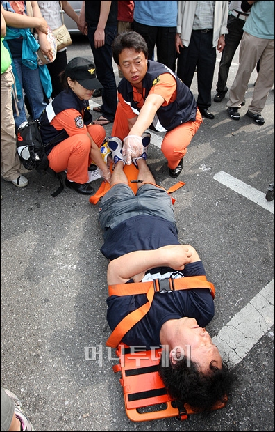 ↑경찰과 몸싸움을 하는 시위 참가자.