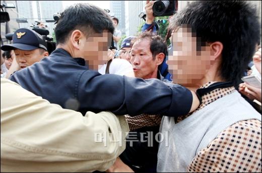 ↑경찰의 진압에 밀려 다리를 다친 여성 시위 참가자.