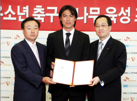 ▲ SK텔레콤은 11일 서울 을지로 SK텔레콤 본사에서 홍명보 장학재단과 '한국 축구 꿈나무 육성을 위한 기금 후원 조인식’을 가졌다. 사진은 후원 조인식에 참석한 홍명보 이사장(가운데)과 SK텔레콤 김신배 사장(오른쪽), KBS 스포츠사업기획팀 박영문 국장