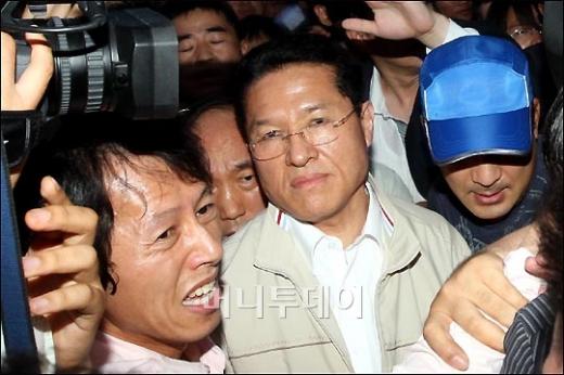 ↑정운천 농림수산식품부 장관이 10일 촛불시위 현장을 방문했다 시위대에 쫓겨나듯 자리를 피했다 ⓒ홍봉진 기자